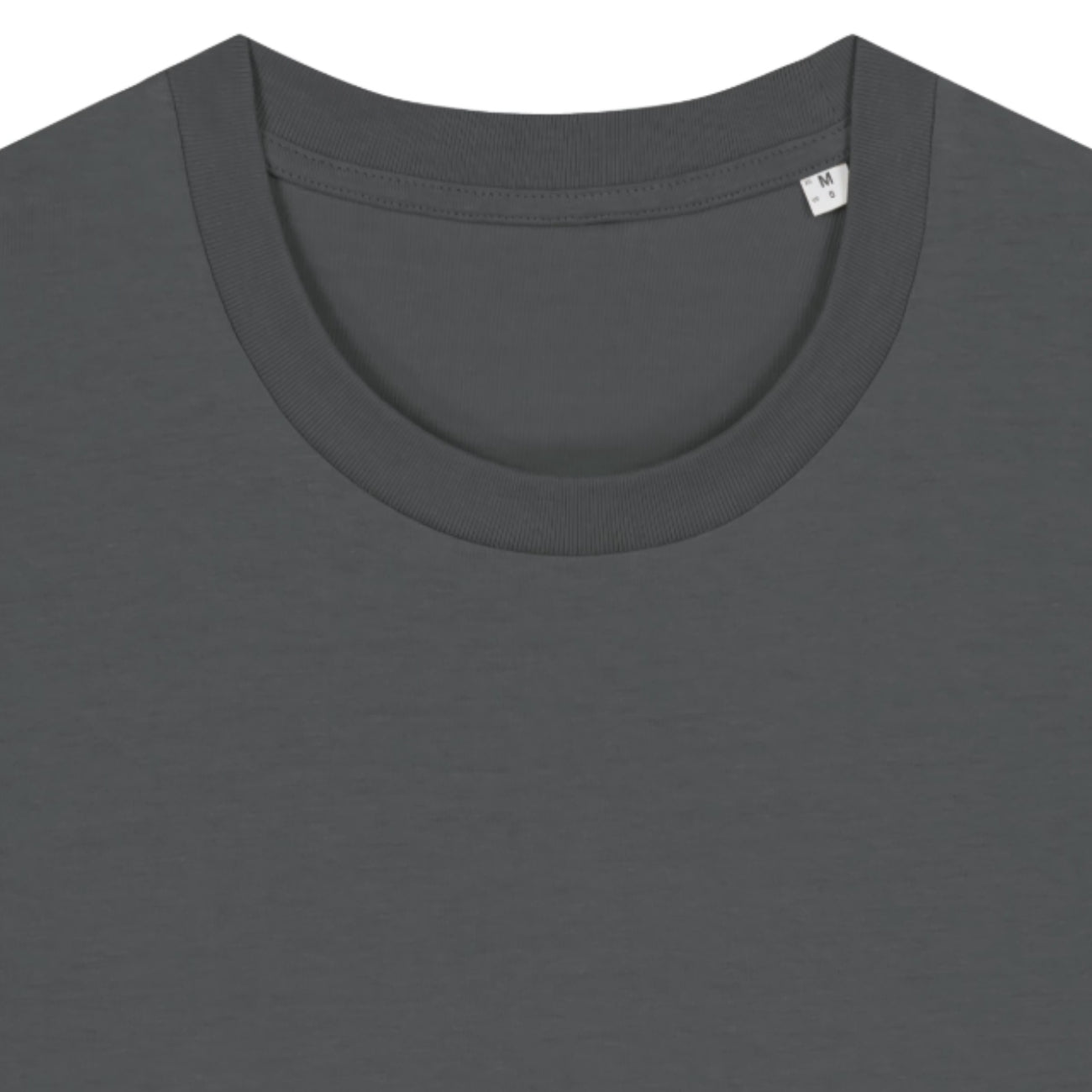 Close-up of an anthracite t-shirt with a collar and brand tag.