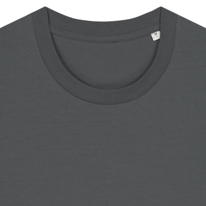 Close-up of an anthracite t-shirt with a collar and brand tag.